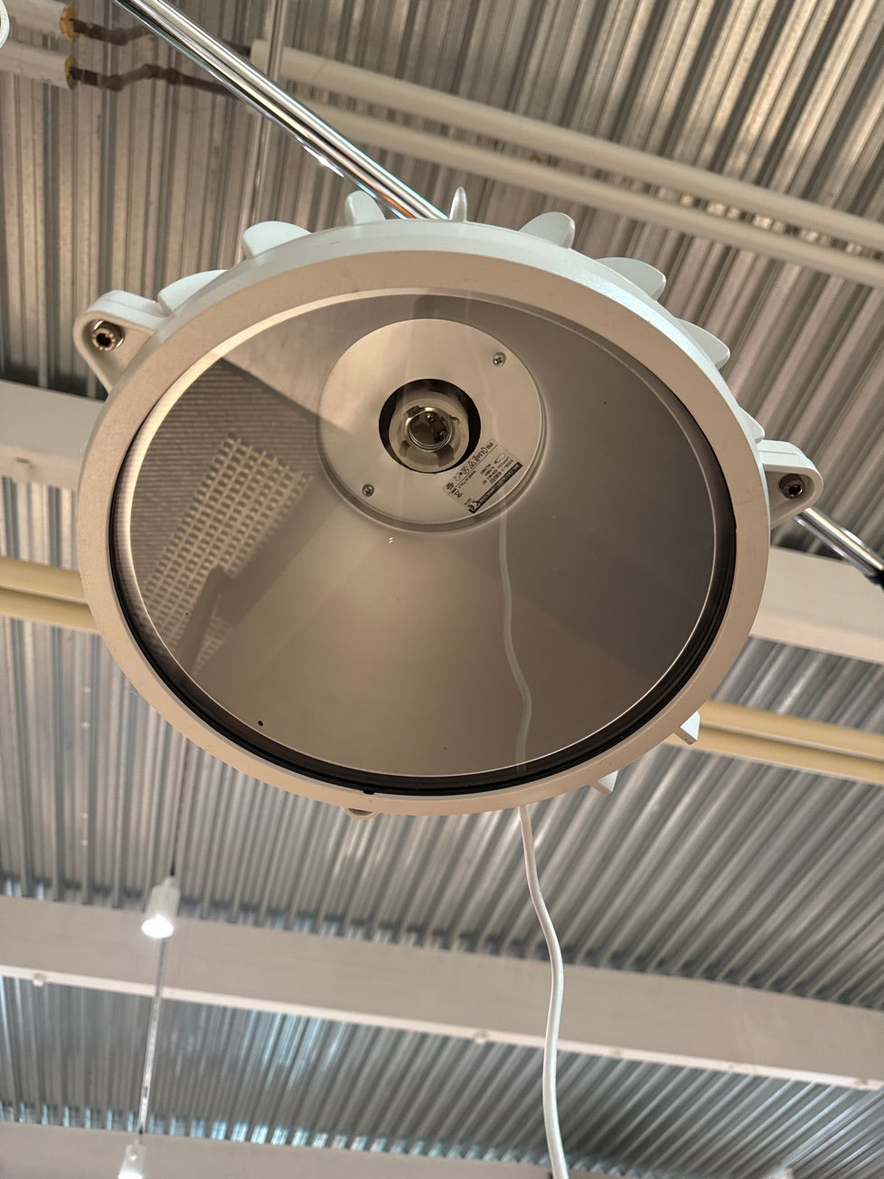 Lampe i metal hvid "designer"